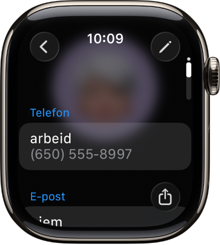 Kontakter-appen som viser informasjon om en kontakt. Rediger-knappen vises øverst til høyre. Tre felt vises midt på skjermen – telefonnummer, e-postadresse og adresse. En Del-knapp vises nederst til høyre, og en Tilbake-knapp vises øverst til venstre.