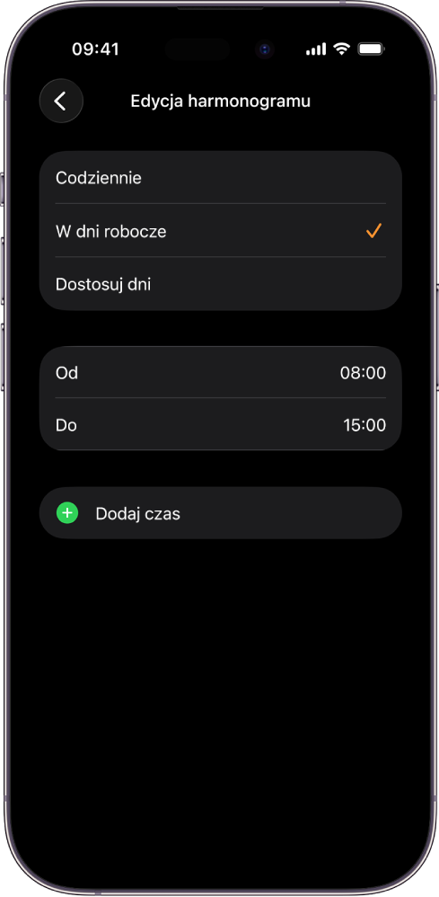 iPhone wyświetlający ekran Edycja harmonogramu dla trybu Szkoła. U góry widoczne są opcje Codziennie, W dni robocze (wybrana) oraz Dostosuj dni. Godziny Od i Do znajdują się na środku ekranu, a przycisk Dodaj czas jest widoczny na dole.