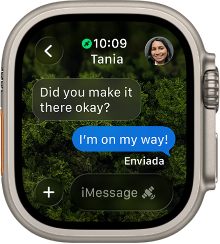 Tela mostrando uma conversa no app Mensagens com a última resposta em um balão azul marcado como “Enviada”. Na parte inferior está o campo de escrita com um ícone de satélite, indicando a capacidade de envio de mensagens via satélite.