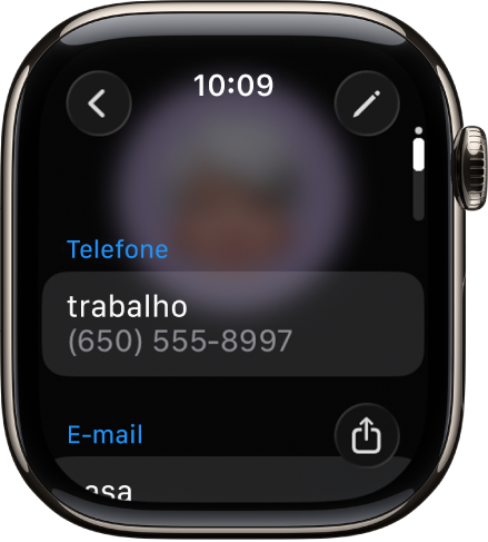 App Contatos mostrando os detalhes de um contato. O botão Editar aparece na parte superior direita. Três campos aparecem no centro da tela: número de telefone, endereço de e‑mail e endereço de casa. O botão Compartilhar está na parte inferior direita e o botão Voltar está na parte superior esquerda.