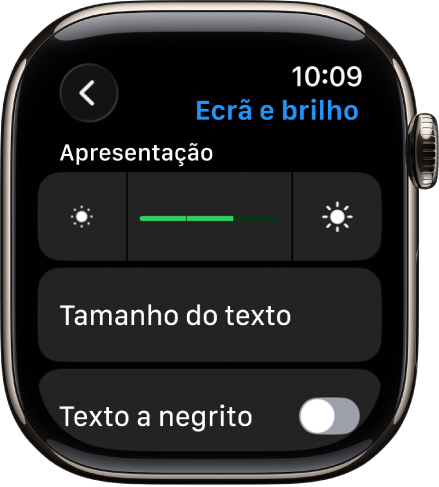 Definições de “Ecrã e brilho” no Apple Watch com o nivelador “Brilho” na parte superior e o botão “Tamanho do texto” em baixo.