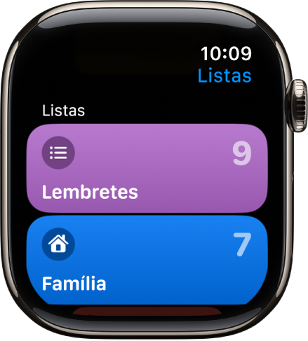O ecrã Listas da aplicação Lembretes com dois botões: “Família” e “Casa”. Os números à direita indicam-lhe quantos lembretes estão em cada lista. Toque numa lista para ver os elementos da mesma ou rode a Digital Crown para ver outras listas.