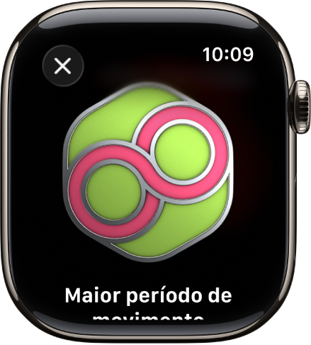 É apresentada a distinção de uma proeza no Apple Watch. Por baixo da distinção está uma descrição da distinção. Pode arrastar para rodar a distinção.