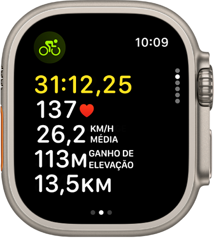 Um treino de bicicleta em curso com o tempo decorrido do treino, frequência cardíaca, velocidade média, ganho de elevação e distância total.