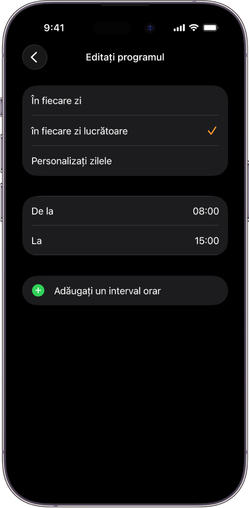 iPhone afișând ecranul Editați programul pentru Mod Școală. Opțiunile În fiecare zi, În fiecare zi lucrătoare și Personalizați zilele apar sus, iar opțiunea În fiecare zi lucrătoare este selectată. Opțiunile pentru ore De la și La se află în mijlocul ecranului, iar butonul Adăugați ora se află dedesubt.