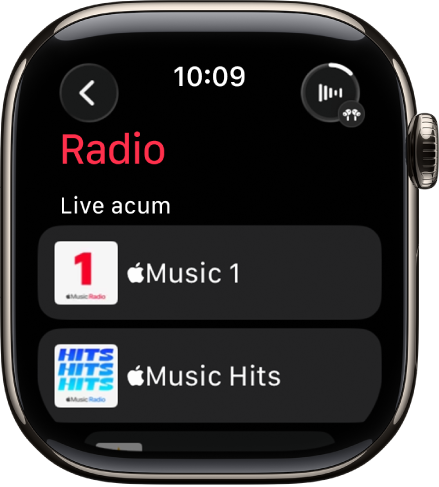 Ecranul Radio prezentând trei posturi de radio Apple Music. Butonul Ascultați acum se află în dreapta sus. Butonul Înapoi este în colțul din stânga sus.