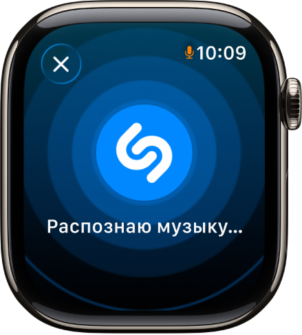 Экран, на котором показано название и исполнитель песни, определенной с помощью функции «Распознавание музыки». В правом нижнем углу находится кнопка «Воспроизвести».