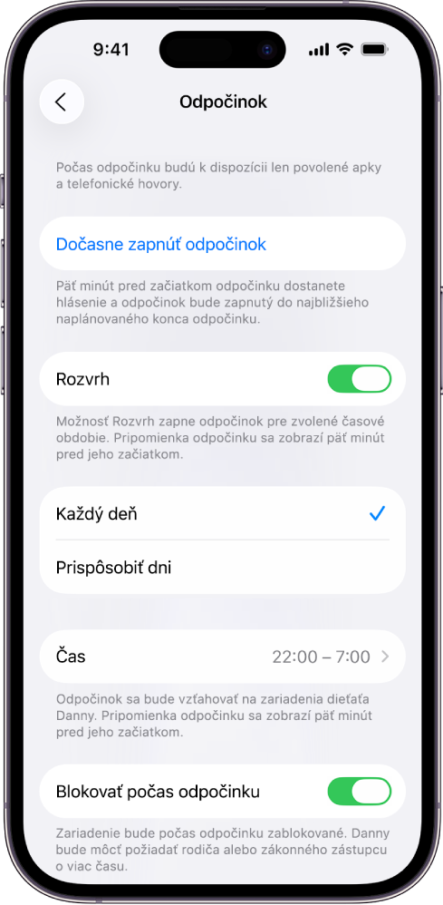 iPhone s obrazovkou na nastavenie funkcie Odpočinok. V hornej časti sa nachádza prepínač Rozvrh. Nižšie sa nachádzajú možnosti Každý deň a Prispôsobiť dni, pričom je vybratá možnosť Každý deň. V strede obrazovky sú polia Od a Do a v dolnej časti je tlačidlo Blokovať počas odpočinku.