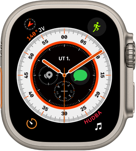 Ciferník Trasovač zobrazujúci analógové hodinky spolu s komplikáciou Batéria vľavo hore, Tréning vpravo hore, Časovače vľavo dole a Hudba vpravo dole. Uprostred ciferníka sú štyri komplikácie: hore Dátum, vpravo Zem, dole Kompas a vľavo Body trasy na kompase.