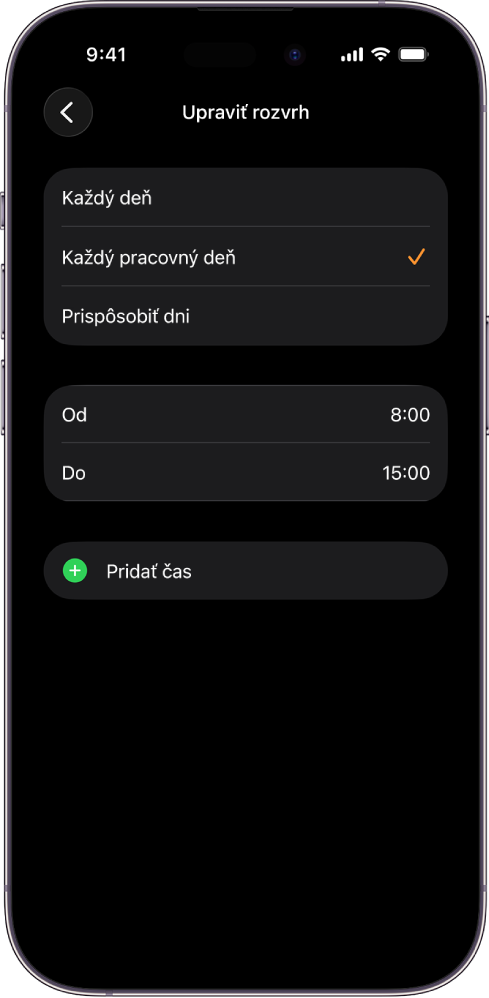 Na iPhone sa zobrazuje obrazovka Upraviť rozvrh pre funkciu Čas v škole. Navrchu sa nachádzajú možnosti Každý deň, Každý pracovný deň a Prispôsobiť dni, pričom vybratá je možnosť Každý pracovný deň. V strede obrazovky sú polia Od a Do a pod nimi je tlačidlo Pridať čas.