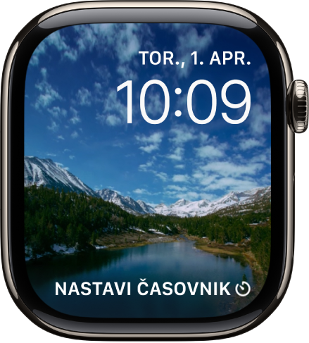 Številčnica Časovni zamik, ki prikazuje videoposnetek narave v časovnih presledkih. Spodaj desno je prikazana komplikacija Smer kompasa.