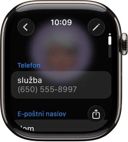 Aplikacija Stiki prikazuje podatke stika. Zgoraj desno je gumb Uredi. Na sredini zaslona se prikažejo tri polja – telefonska številka, e-poštni naslov in domači naslov. Gumb Deli je spodaj desno, gumb Nazaj pa levo zgoraj.
