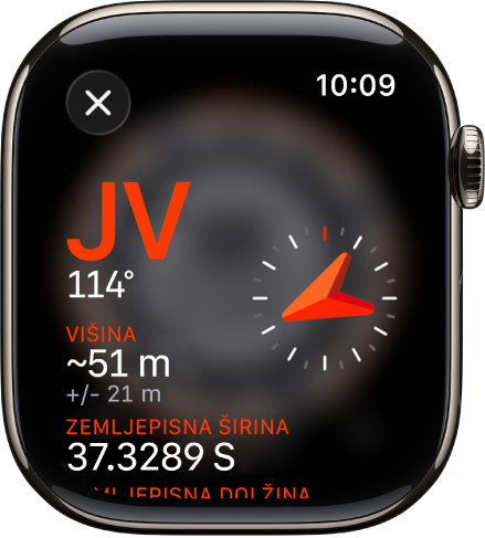 Aplikacija Kompas prikazuje zaslon Informacije. Smer se prikaže na sredini levo s smerjo kompasa (jugozahod) in stopinjami (114 stopinj). Trenuten naklon in nadmorska višina sta prikazana spodaj. Indikator kompasa je na desni. V zgornjem levem kotu je prikazan gumb Zapri.