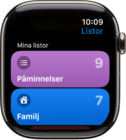 Skärmen Listor i appen Påminnelser med två listknappar – Familj och Hem. Siffrorna till höger visar hur många påminnelser som finns i varje lista. Tryck på en lista om du vill visa poster i den. Du kan också se fler listor genom att vrida på Digital Crown.