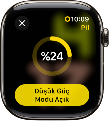 Kalan şarjı belirten bir kısmi sarı halka ile Düşük Güç Modu ekranı. Düşük Güç Modu Açık düğmesi en altta.