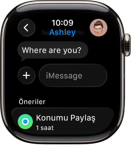 Mesajlar uygulamasındaki bir yazışmayı gösteren Apple Watch. Ekranın altında bulunan bir konum paylaşma önerisi.