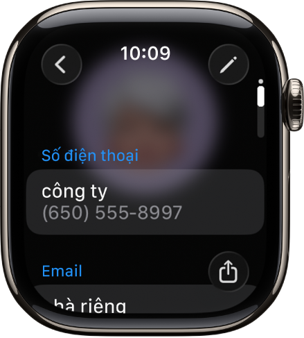 Ứng dụng Danh bạ đang hiển thị các chi tiết liên hệ. Nút Sửa xuất hiện ở trên cùng bên phải. Ba trường xuất hiện ở giữa màn hình – số điện thoại, địa chỉ email và địa chỉ nhà riêng. Một nút Chia sẻ ở dưới cùng bên phải và một nút Quay lại ở trên cùng bên trái.