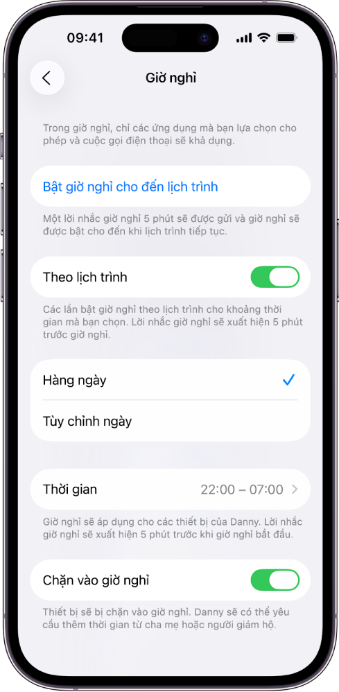 iPhone đang hiển thị màn hình thiết lập Giờ nghỉ. Một công tắc Theo lịch trình ở gần trên cùng. Các tùy chọn Mỗi ngày và Tùy chỉnh ngày xuất hiện bên dưới đó, với Mỗi ngày được chọn. Các giờ Từ và Đến ở giữa màn hình và một nút Chặn vào giờ nghỉ ở gần dưới cùng.