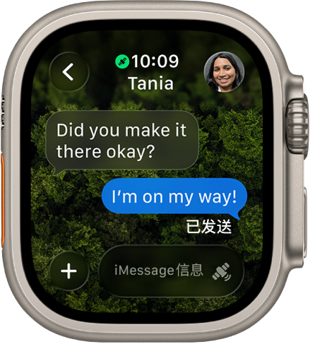 屏幕显示“信息”对话中的最新回复位于蓝色气泡中且标记为“已发送”。底部的编写栏显示卫星图标,表示卫星通信功能。