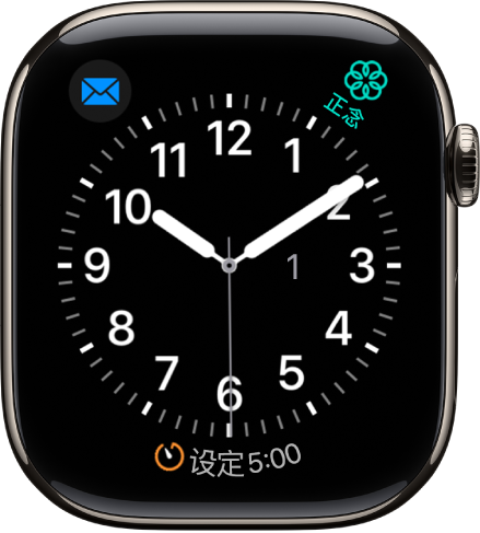 “实用”表盘，你可以在此调整长秒针的颜色以及刻度盘的读数和细节。显示了三个复杂功能：“音乐”位于左上方，“正念”位于右上方，“体能训练”位于底部。