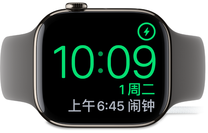 Apple Watch 侧放并充电时，屏幕右上角显示充电符号，在其下方显示当前时间及下一个闹钟时间。
