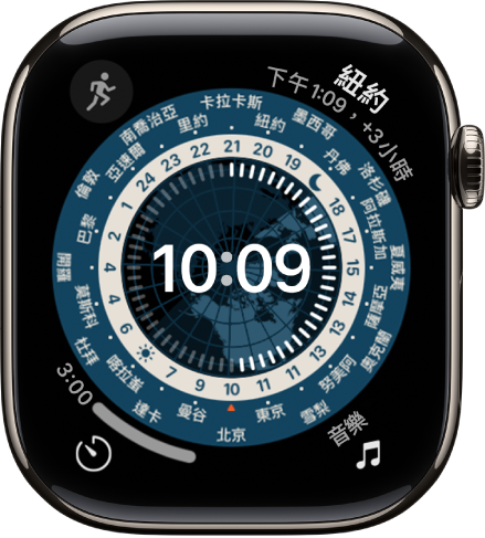 「此錶面可讓」錶面顯示指針時鐘。中央為全球地圖，顯示星期和夜晚。刻度盤周圍顯示數字和城市名稱，指出每個地點的時間。每個角落都有複雜功能：「音樂」位於左上角，「翻譯」位於右上角，「計時器」位於左下角，日期位於右下角。