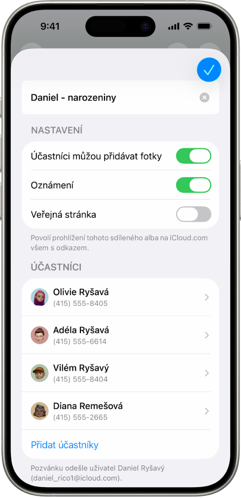 Displej iPhonu se sdíleným fotoalbem a seznamem uživatelů, s kterými je album sdíleno