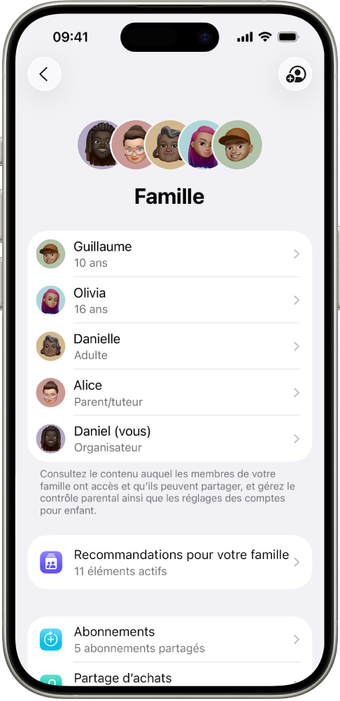 Écran Partage familial dans Réglages. Cinq membres d’une famille sont identifiés et quatre abonnements sont partagés au sein du groupe familial.