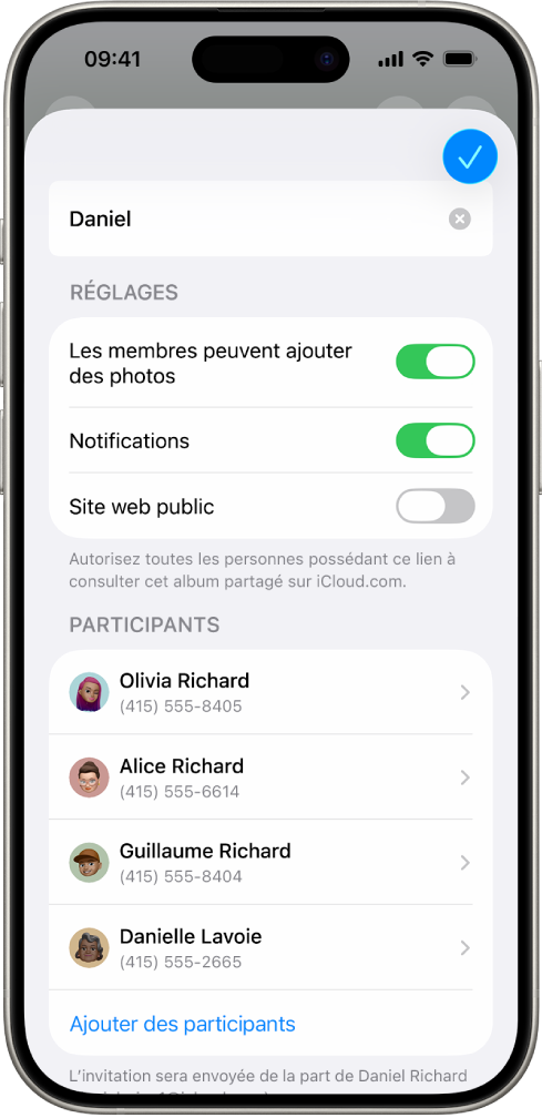 Écran d’un iPhone montant un album photo partagé et les personnes avec lesquelles il est partagé.