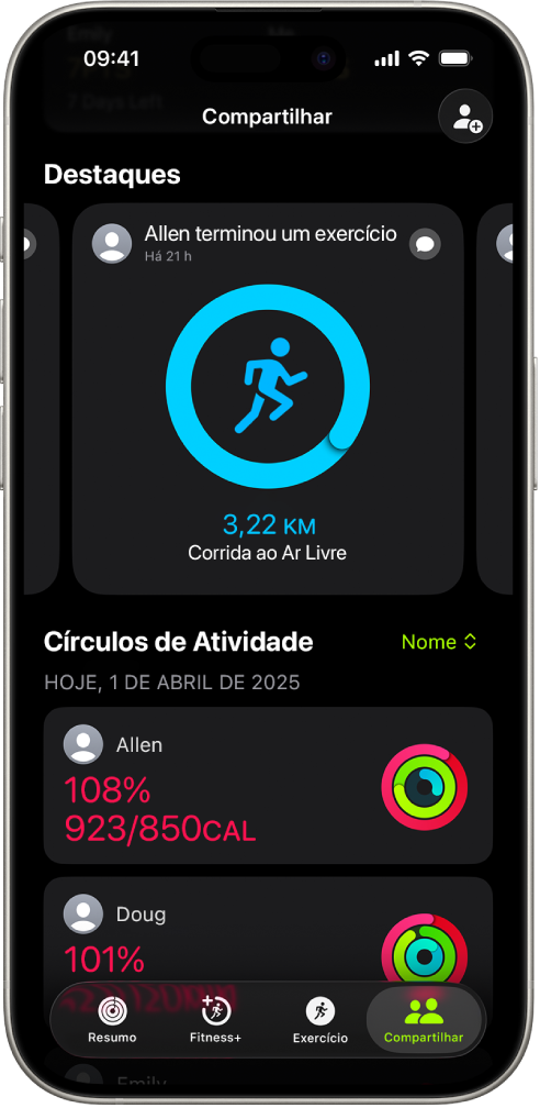 Tela do iPhone mostrando dados de atividade compartilhados com duas outras pessoas.