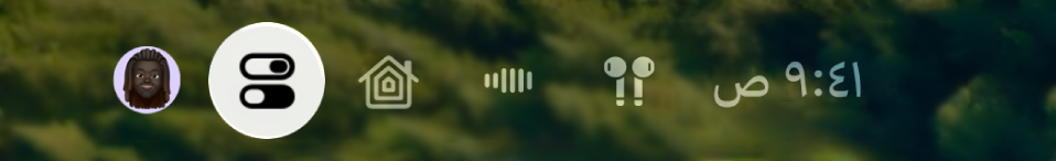 الجزء العلوي الأيسر من مركز التحكم على Apple TV 4K. تظهر AirPods على يسار الوقت.