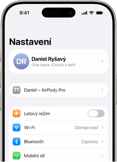 Aplikace Nastavení na iPhonu s připojenými AirPody aktuálního uživatele v horní části obrazovky