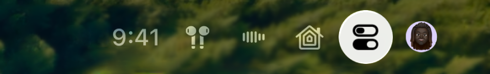 Pravý horní segment Ovládacího centra na Apple TV 4K. Napravo od časového údaje se zobrazují AirPody.