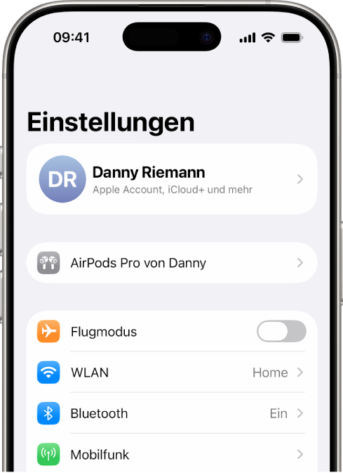 Die App „Einstellungen“ auf dem iPhone zeigt die verbundenen AirPods einer Person, die oben auf dem Bildschirm angezeigt werden.