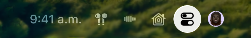 La parte superior derecha del centro de control en el Apple TV 4K. El ícono de los AirPods aparece a la derecha de la hora.