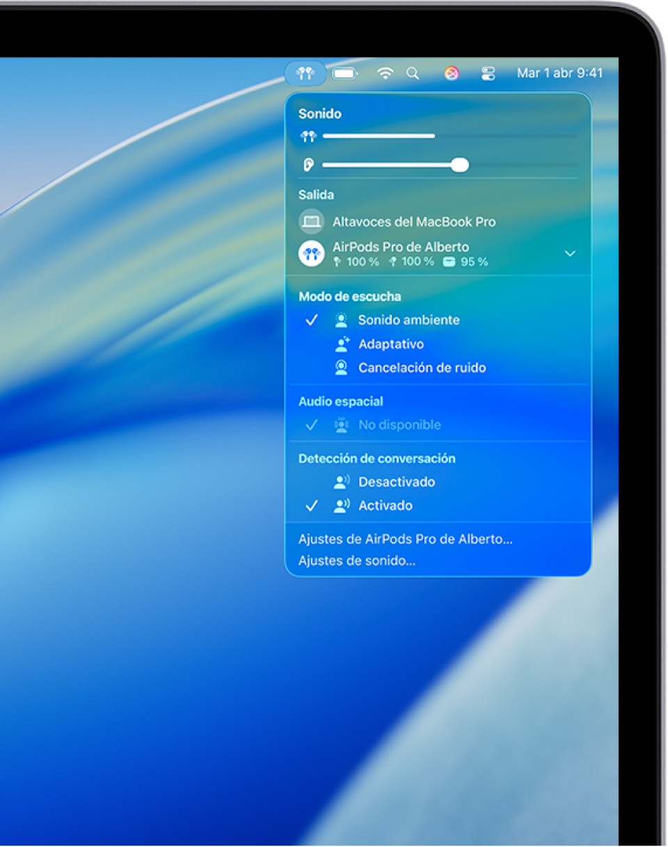 Se selecciona el icono de los AirPods en el lateral derecho de la barra de menús del Mac. Para los AirPods Pro, el modo de sonido ambiente está seleccionado debajo del modo de escucha y la detección de conversación está activada.