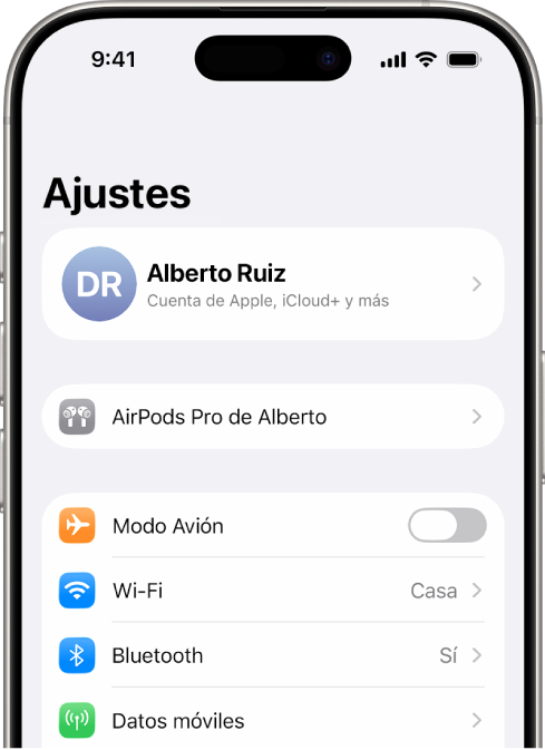 App Ajustes del iPhone, que muestra los AirPods conectados de un usuario en la parte superior de la pantalla.