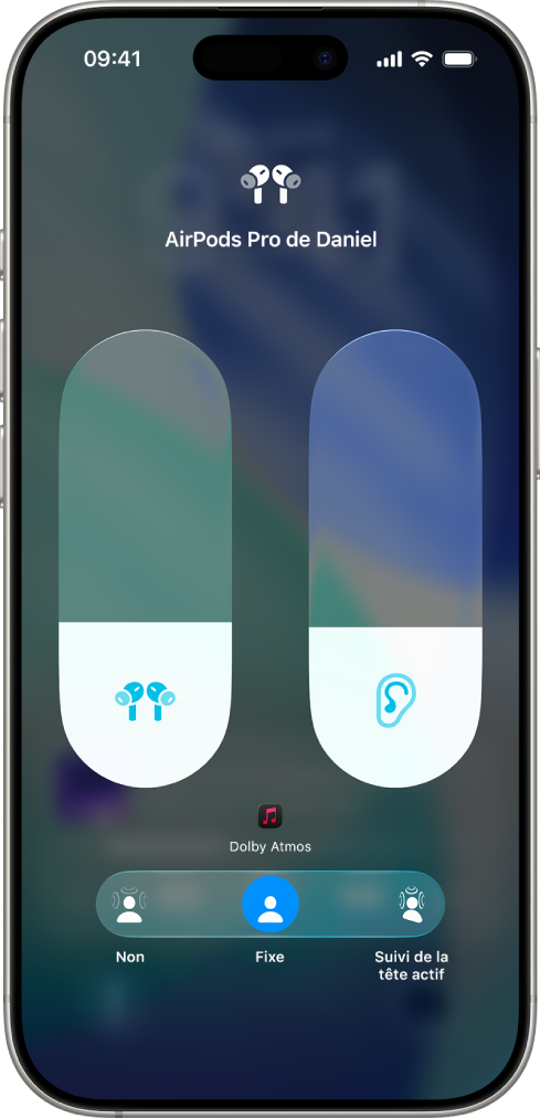 L’écran de volume dans le centre de contrôle affichant le niveau de volume pour des AirPods Pro. Sous l’indicateur de volume, les options de l’audio spatial sont affichées. Les options Non, Fixe et « Suivi de la tête actif » sont affichées.