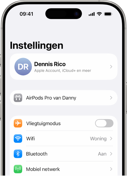 De Instellingen-app op de iPhone, met boven in het scherm de verbonden AirPods van een gebruiker.