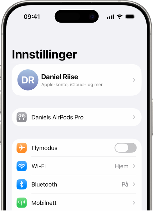 Innstillinger-appen på iPhone, der det vises tilkoblede AirPods øverst på skjermen.