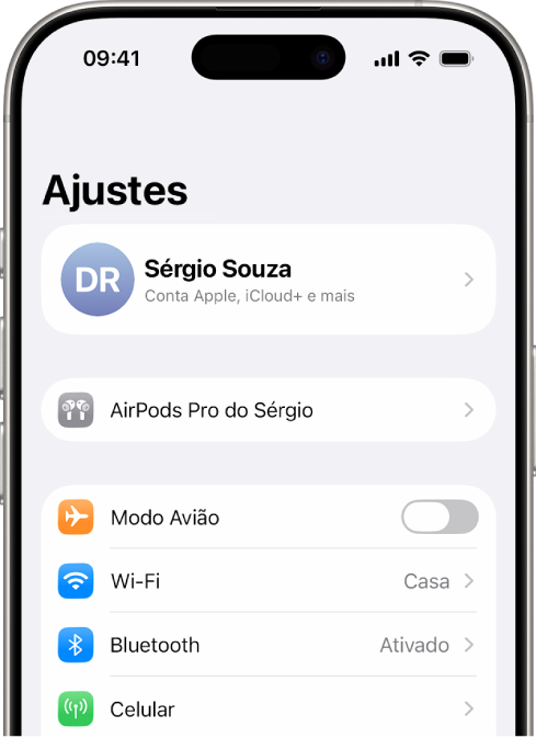 O app Ajustes do iPhone mostrando os AirPods conectados de um usuário em uma lista na parte superior da tela.