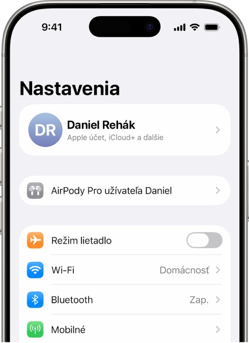 Apka Nastavenia na iPhone zobrazujúce pripojené AirPody užívateľa uvedené v hornej časti obrazovky.