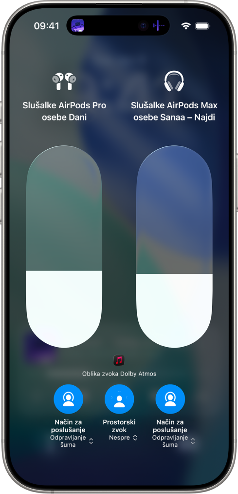 Zaslon glasnosti v Nadzornem središču s prikazom nivoja glasnosti za dva para slušalk AirPods. Pod kazalnikom glasnosti na levi strani je gumb Način za poslušanje, ki označuje, da je možnost Odpravljanje šuma vklopljena. Pod kazalnikom glasnosti na desni strani je gumb Način za poslušanje, ki označuje, da je možnost Odpravljanje šuma vklopljena.