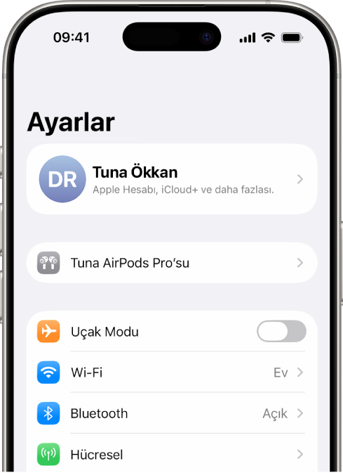 iPhone’daki Ayarlar uygulaması, kullanıcının bağlı AirPods’unun ekranın en üstünde listelendiğini gösteriyor.