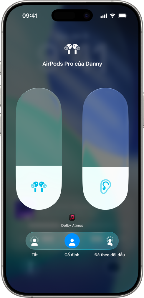 Màn hình âm lượng trong Trung tâm điều khiển đang hiển thị mức âm lượng cho AirPods Pro. Bên dưới chỉ báo âm lượng, các tùy chọn Âm thanh không gian đang hiển thị. Các tùy chọn là Tắt, Cố định và Đã theo dõi đầu.