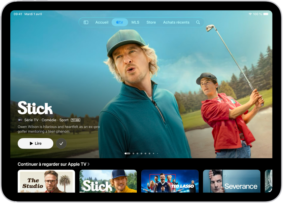 L’onglet Apple TV présentant une création Apple Original recommandée au centre, au-dessus du rang « Continuer à regarder ». En haut de l’écran, de gauche à droite, se trouvent les onglets Accueil, Apple TV, MLS, Store, « Achats récents » et Rechercher.