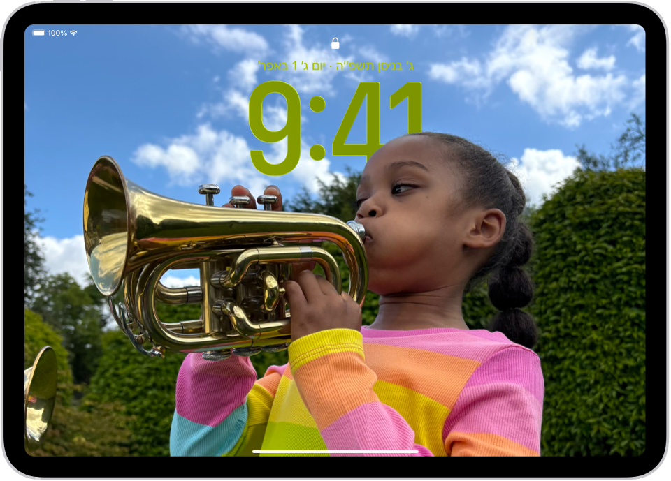 מסך הנעילה של ה-iPad עם צילום מותאם אישית שממלא את המסך.