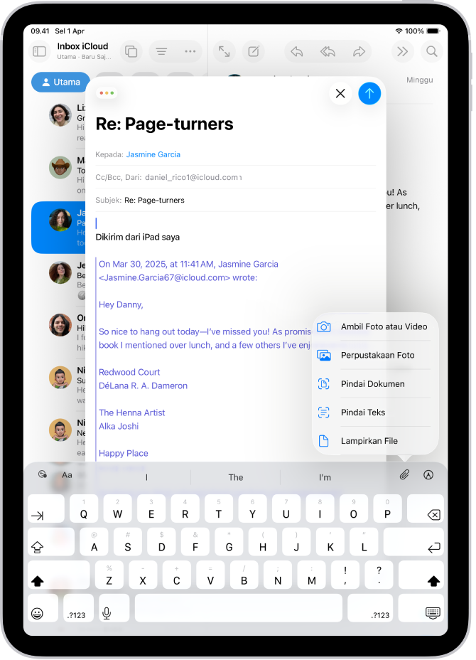 Email draf sedang ditulis dengan pilihan lampiran di atas papan ketik.