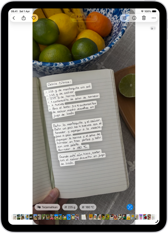 Foto resep dalam bahasa Spanyol ditampilkan. Di dalam foto, teks disorot. Di dekat bagian bawah, dari kiri ke kanan, terdapat tombol untuk Terjemahkan, mengonversi gram, mengonversi Celsius, dan tombol Deteksi Teks.