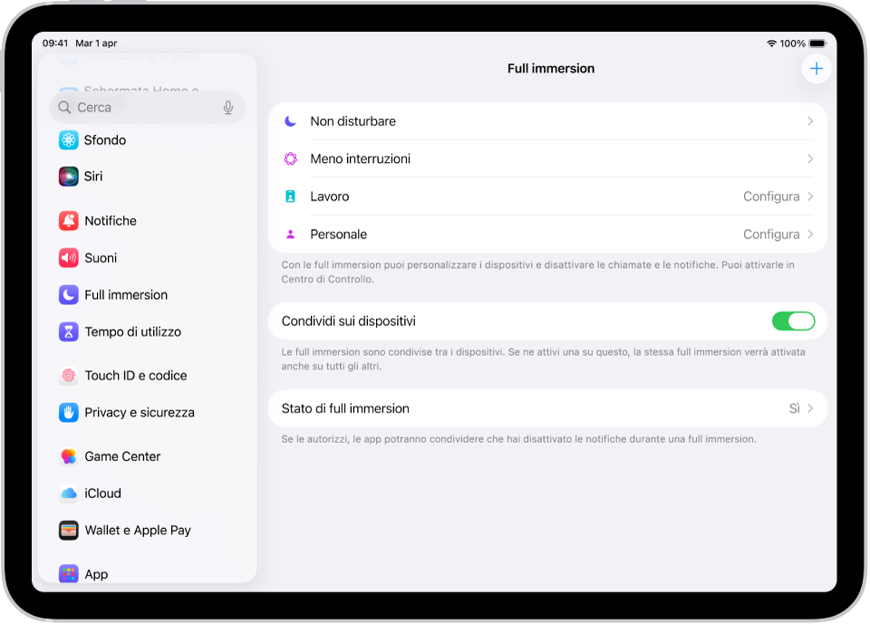 Una schermata che mostra sei opzioni di full immersion preimpostate: “Non disturbare”, Guida, “Nessun messaggio durante le chiamate”, Sonno, Personale e Lavoro. Il pulsante “Condividi sui dispositivi” è attivo, consentendo alle stesse impostazioni di full immersion di essere usate sui tuoi dispositivi Apple.